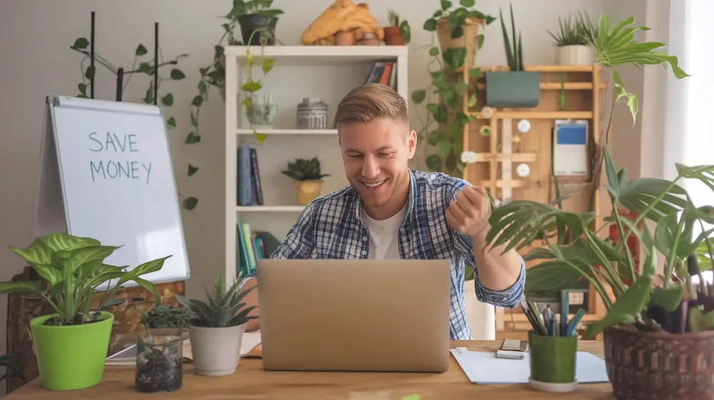 Žmogus domisi akcijomis ir galimybe gauti pirmą greitąjį kreditą nemokamai.