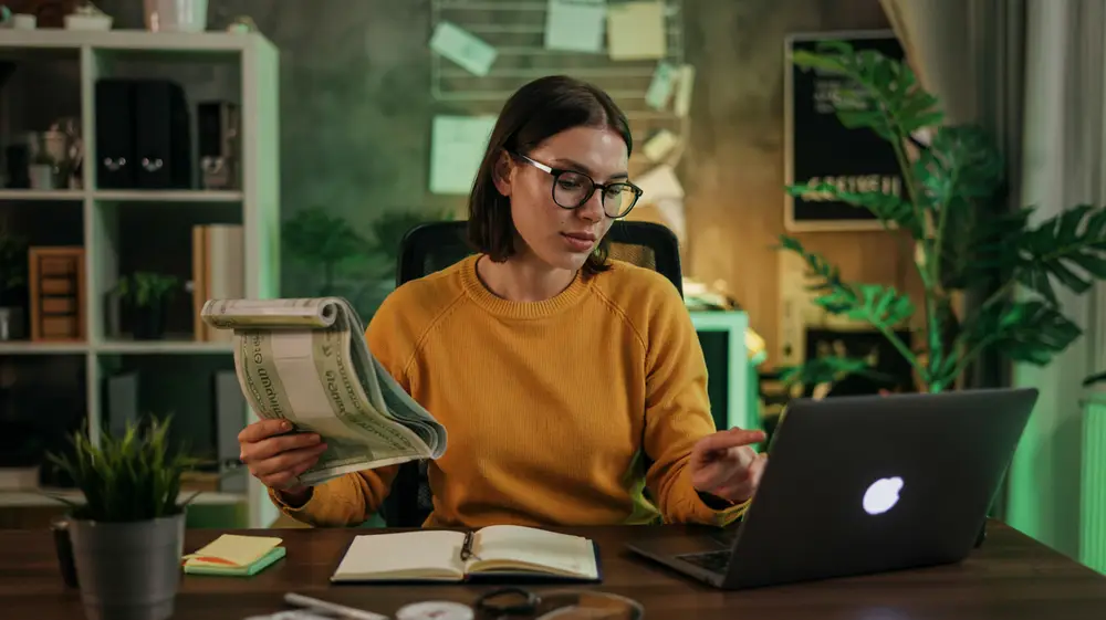 Klientas atidžiai lygina skirtingų bankų siūlomas vartojimo paskolų palūkanas.